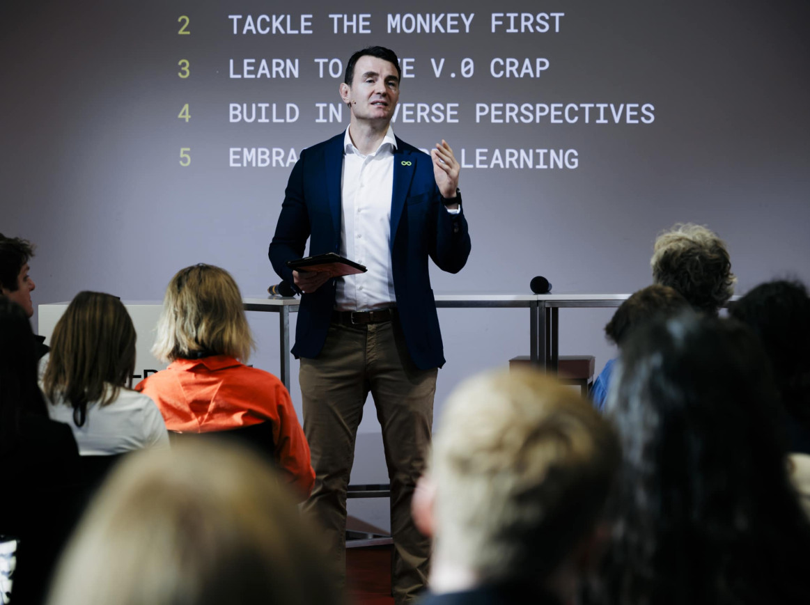 Aidan McCullen introducing Benoit Schillings Keynote about organisational culture at Sciencepreneurs Forum on 8 November